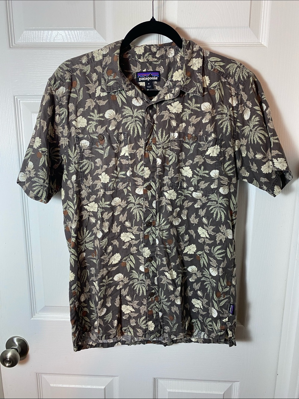 Patagonia Back Step Shirt Mens
Short Sleeve Botanical Floral
Button Up Size Med